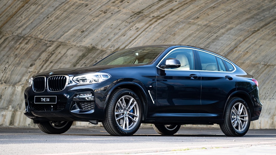 全新X4 xDrive30i M Sport白金領航版標配M款空力套件、M款專屬輪圈、M字樣車側銘牌與M款跑車化懸吊系統。(圖片來源/ BMW)