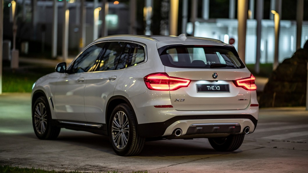 全新X3 xDrive30i Luxury白金領航版配備Luxury Line專屬輪圈、鍍鉻水箱護罩、鍍鉻下護板、鍍鉻下氣壩飾條、鍍鉻車側飾條與緞面鋁質窗框。(圖片來源/ BMW)