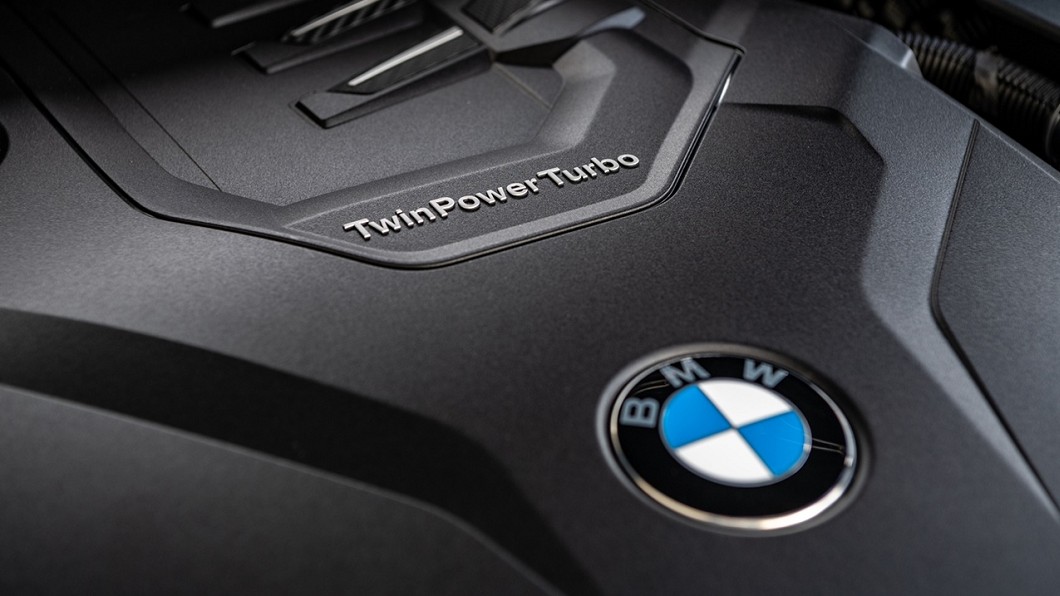 全新X3 xDrive30i Luxury、X4 xDrive30i M Sport白金領航版搭載BMW TwinPower Turbo直列4汽缸汽油引擎,擁有252匹最大馬力、350牛頓米最大扭力。(圖片來源/ BMW)