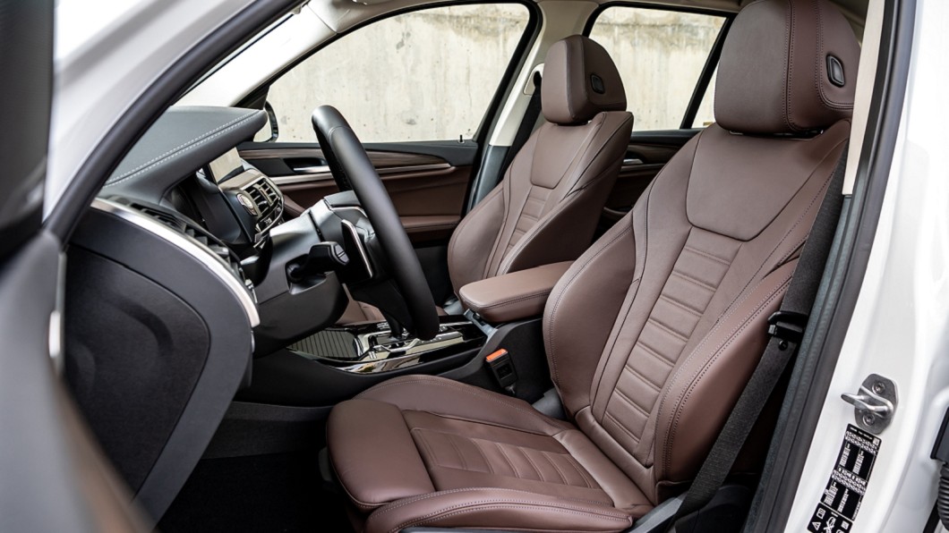 全新BMW X3、X4白金領航版提供觸感細緻的Vernasca真皮包覆跑車座椅,讓車內乘員觸手可及之處,均綴以柔軟舒適的皮革材質。(圖片來源/ BMW)