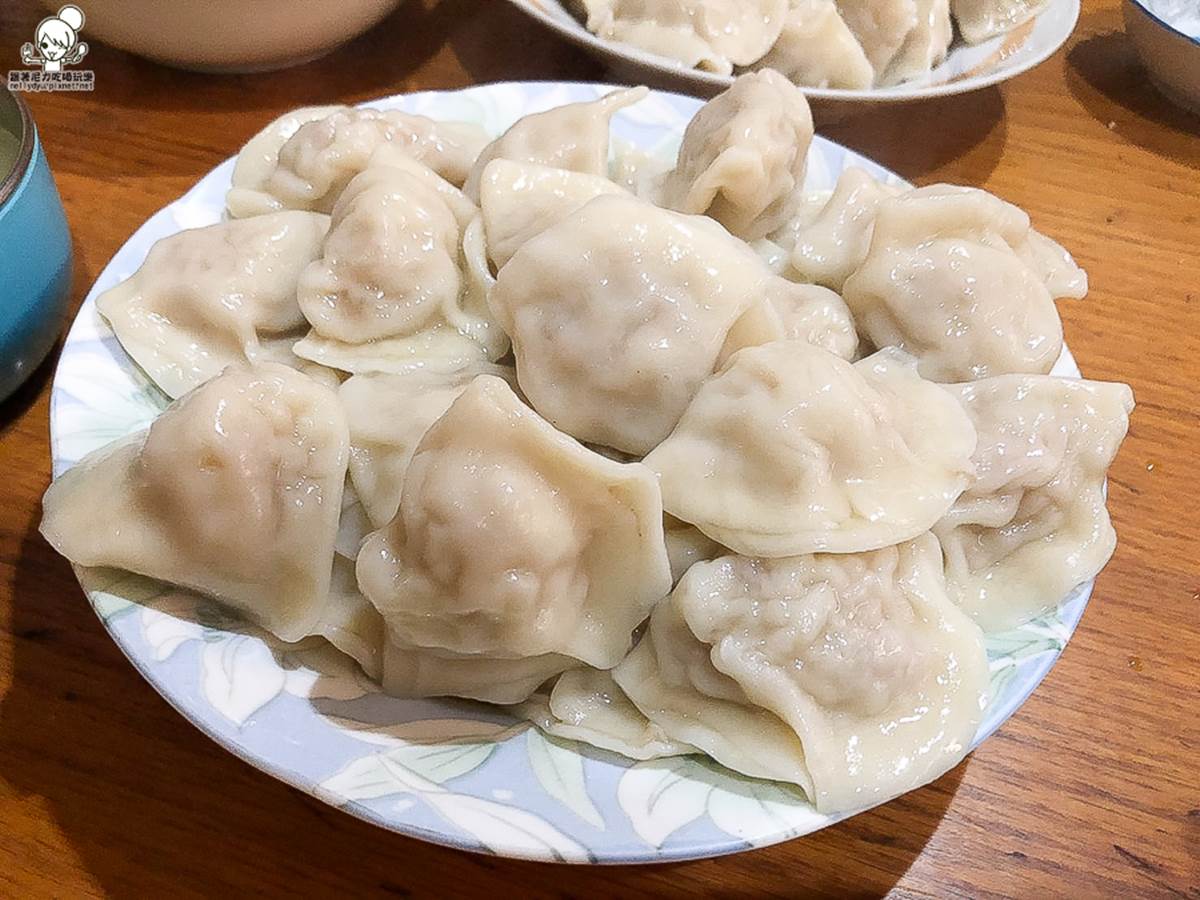 高麗菜水餃(80元/盒)1盒裡面有25顆,外皮吃起來相當有厚度。(圖/跟著尼力吃喝玩樂提供)