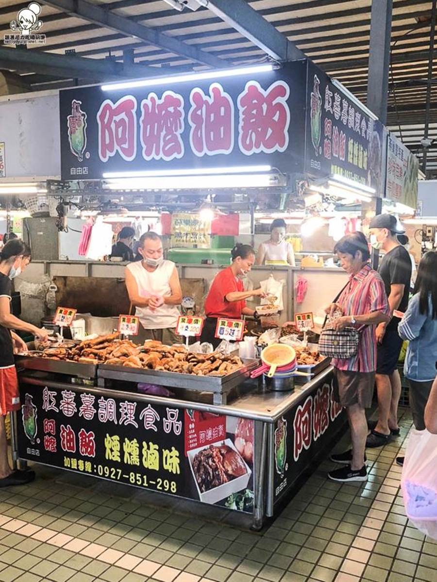 一進來就可以看到人潮多多的「阿嬤油飯」,是朋友推薦必買的人氣美食。(圖/跟著尼力吃喝玩樂提供)