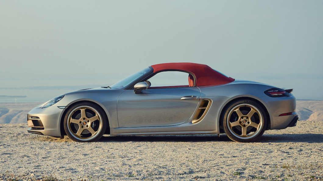 Boxster 25週年紀念車電動軟篷車頂及車門檻都含有Boxster 25字樣，不過內裝及車頂也可以選擇黑色。(圖片來源/ Porsche)