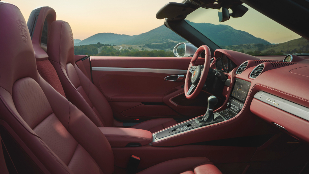 Boxster 25週年紀念車配置14向電動調整跑車座椅、含電熱裝置的GT跑車方向盤。(圖片來源/ Porsche)