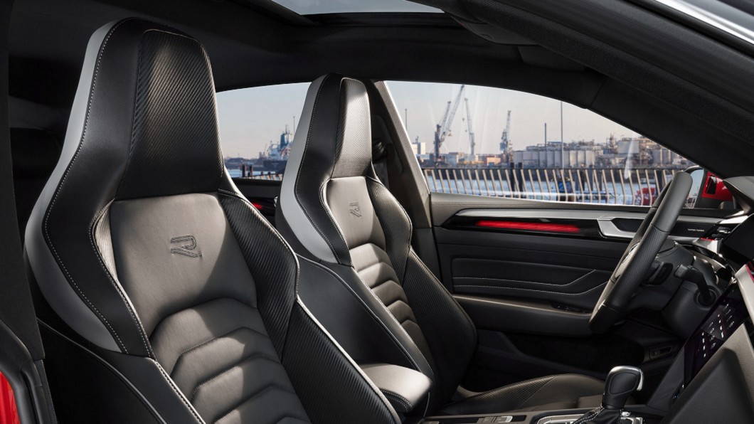 330 TSI R-Line車型以及330 TSI R-Line Performance車型配備Nappa Carbon碳纖維紋真皮跑車化座椅。(圖片來源/ Volkswagen)