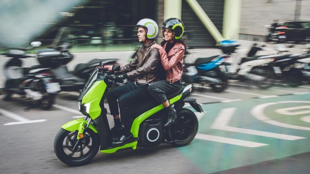 e-moto與傳統機車不同的地方在於，重量較重的電池組安置在車身底部，因此可以帶來低重心的騎乘感受。(圖片來源/ Silence)