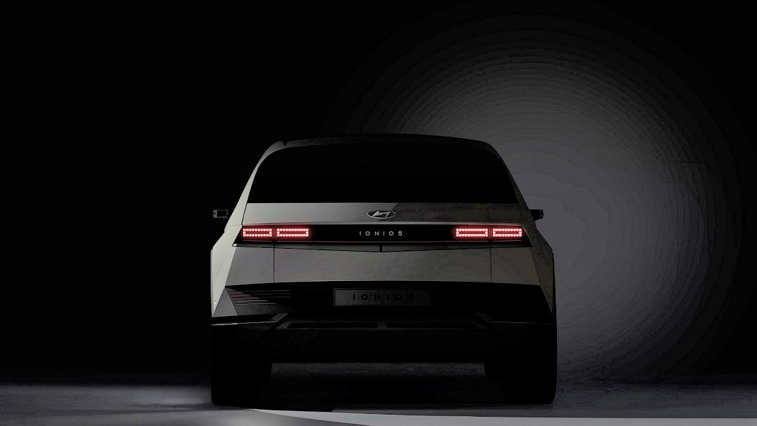 Ioniq 5外觀延續45 EV Concept概念車,具備許多菱形元素,包含45度類鑽石面菱形輪廓、動態立方體燈,車尾同樣以菱形輪廓設計。(圖片來源/ Hyundai)