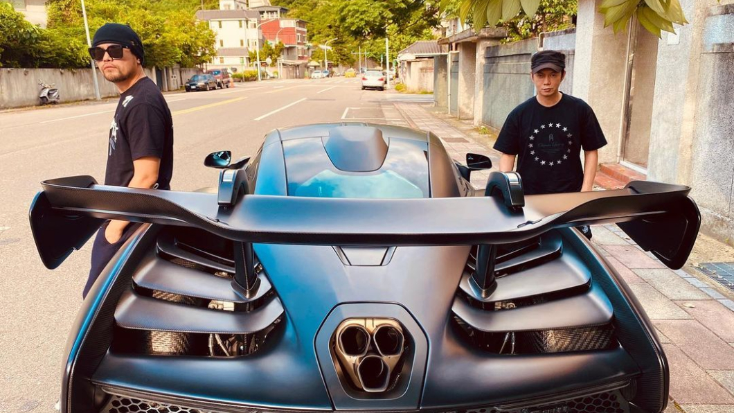 周杰倫在IG上po出與愛車McLaren Senna的合照。(圖片來源/ 周杰倫IG)