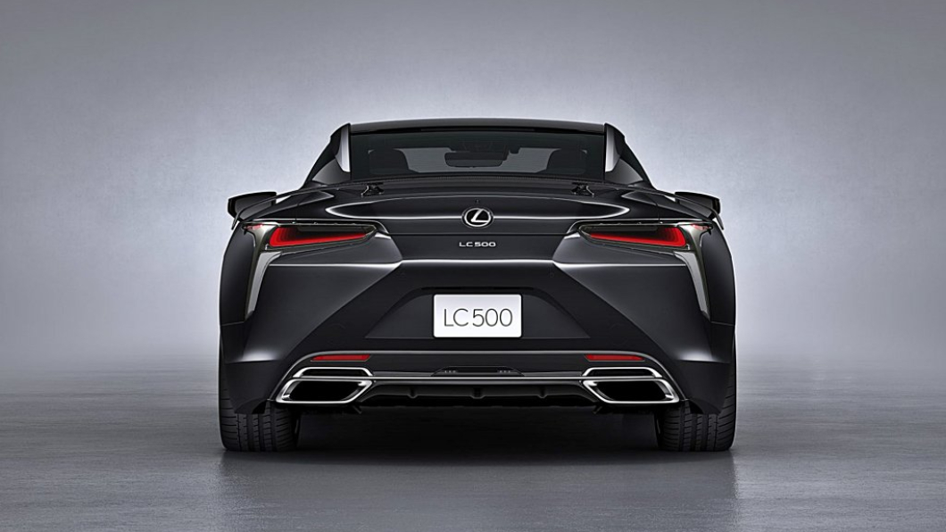 LC 500 Inspiration Series加入黑色鍜造21吋鋁圈,以及碳纖維、強化塑膠面板車頂,車尾還添加碳纖維的尾翼,提升空氣力學表現。(圖片來源/ Lexus)