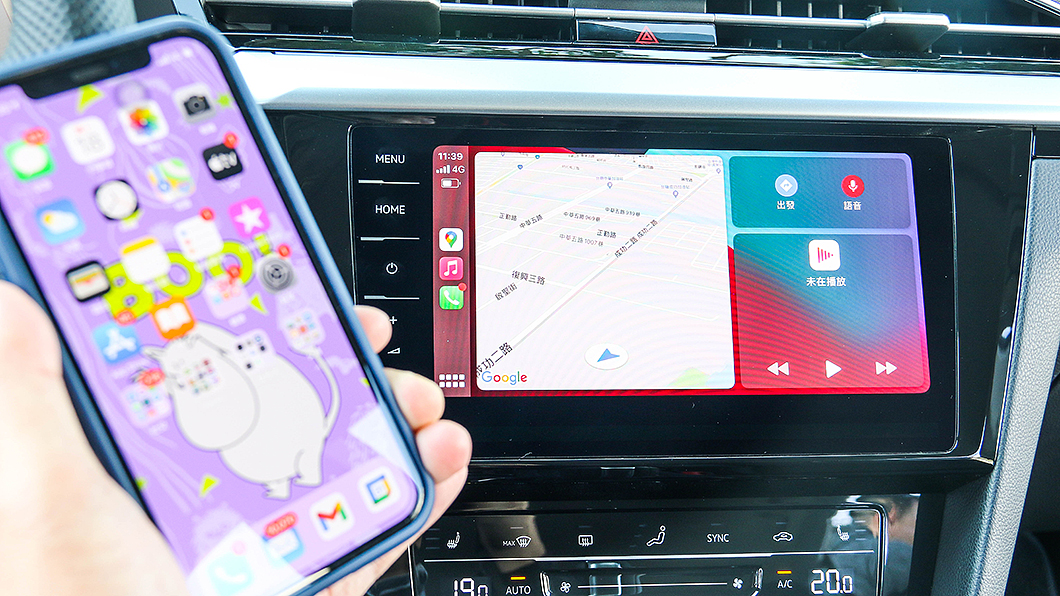 支援無線Apple CarPlay之外,同步配備手機無線充電功能。