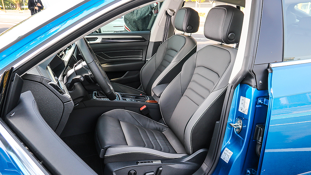 330 TSI Elegance Premium車型前座標配Nappa真皮電動調整座椅,駕駛座還具備按摩功能。