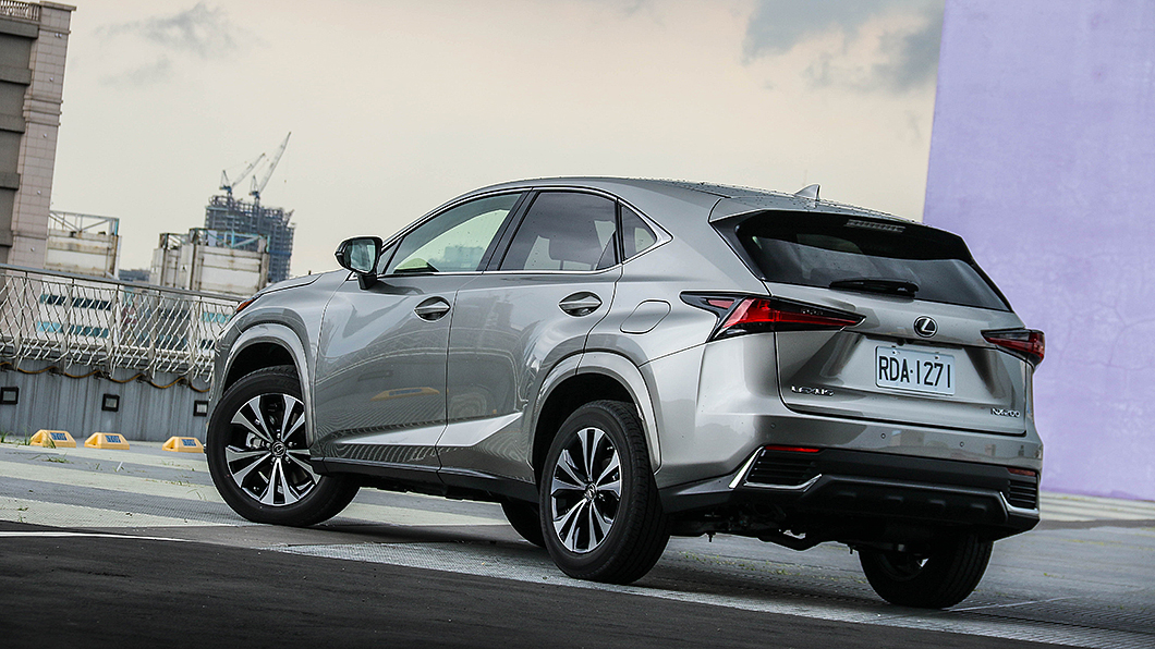 NX 200讓人想起中國哲學史中學得的「中庸」知道。