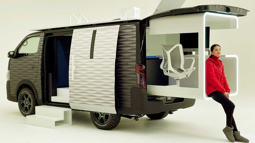 NV350 Office Pod概念車設置一個可向外延伸的辦公空間,具備辦公桌及Herman Miller電腦座椅,且地板還特別以透明的方式設計,同時還有DC/AC電源。(圖片來源/ Nissan)