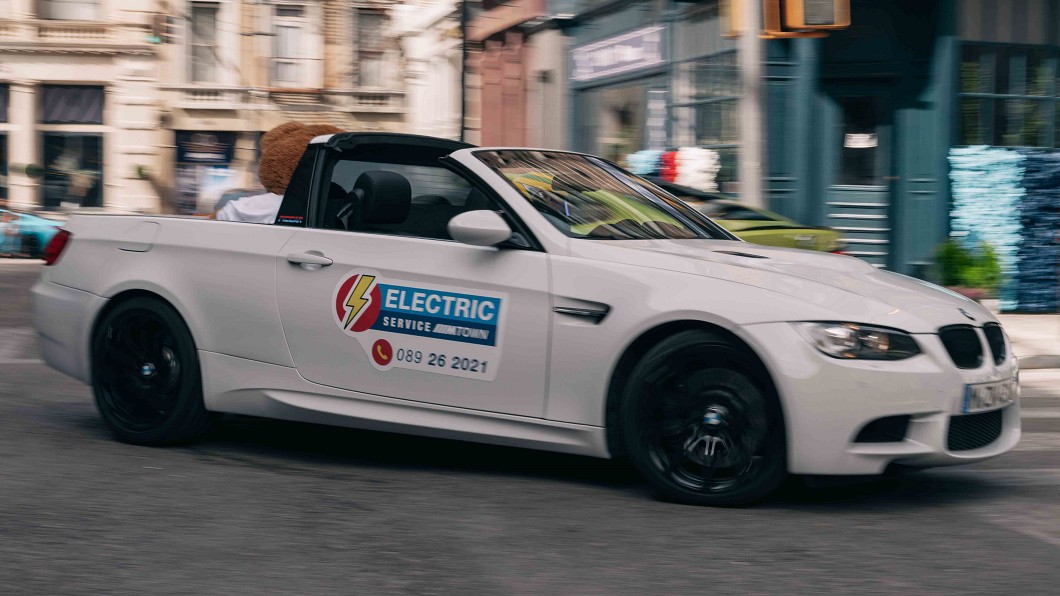 車貼上的「26 2021」數字有可能就是指2021年第26週,或許就是電動化M Power車款發表時間點。(圖片來源/ BMW)