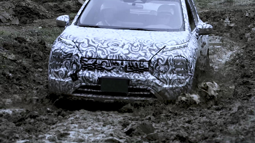 泥濘路段測試可展現S-AWC全時四輪驅動系統性能實力。(圖片來源/ Mitsubishi)