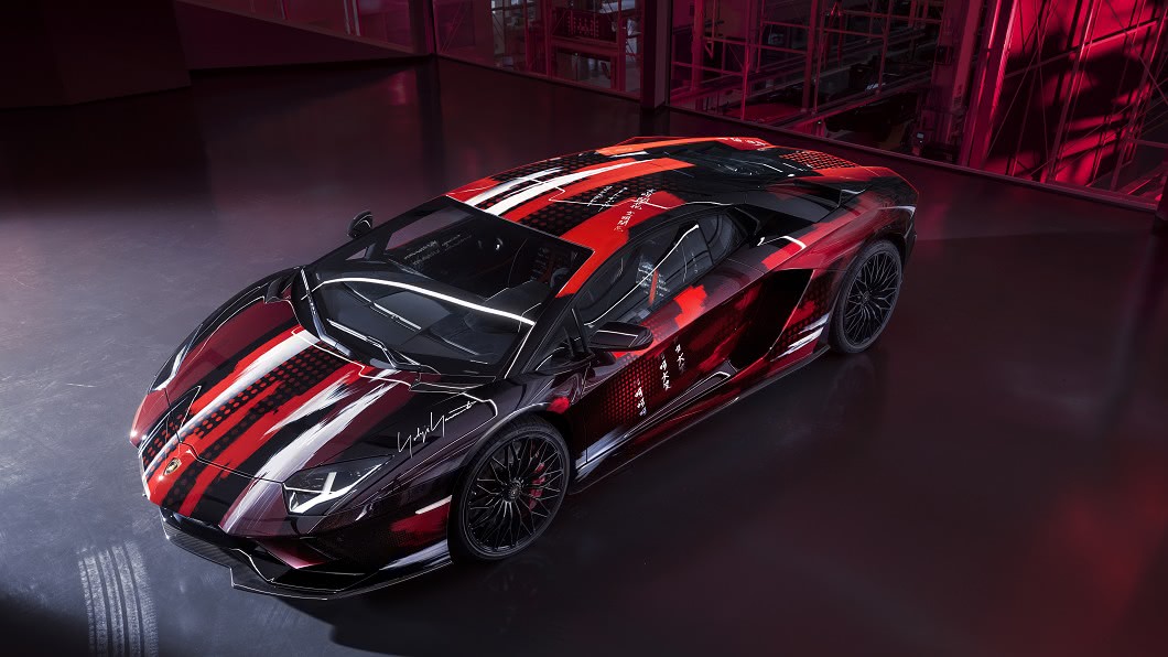 日本時裝設計大師山本耀司於2020年9月宣布與義大利超跑製造商Lamborghini合作。(圖片來源/ Lamborghini)