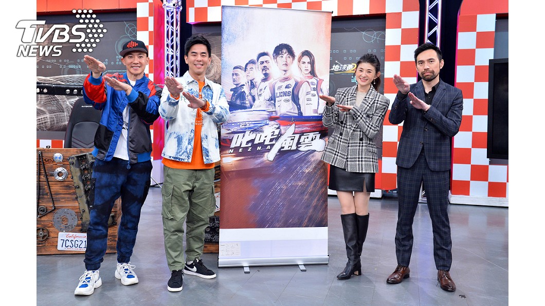 演員柯有倫以為自己可以穿上賽車服飾演賽車手，殊不知卻與賽車服無緣，但因參與《叱咤風雲》意外與爸爸的同事有了連結。(圖片來源/ 地球黃金線)