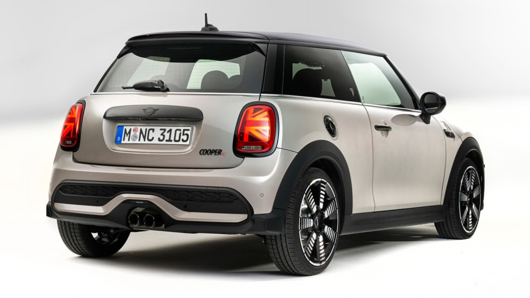 Mini Cooper S搭載中置雙出排氣管，為造型增添運動感。(圖片來源/ Mini)