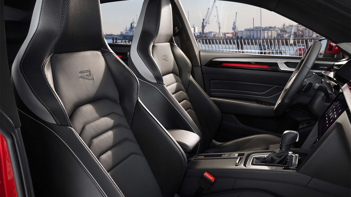 Arteon R-Line車型搭載雙前座電動跑車座椅,而這兩張座椅不僅好看,椅背也具備許多置物袋及掛勾。(圖片來源/ VW)