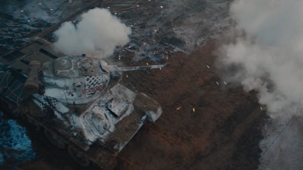《T-34:玩命坦克》片中運用超過30公噸坦克大玩飛車。(圖片來源/ 車庫娛樂)