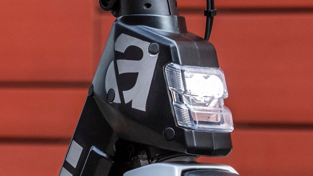 eSR1外觀導入家族賽車塗裝,配置前後LED燈組。(圖片來源/ Aprilia)