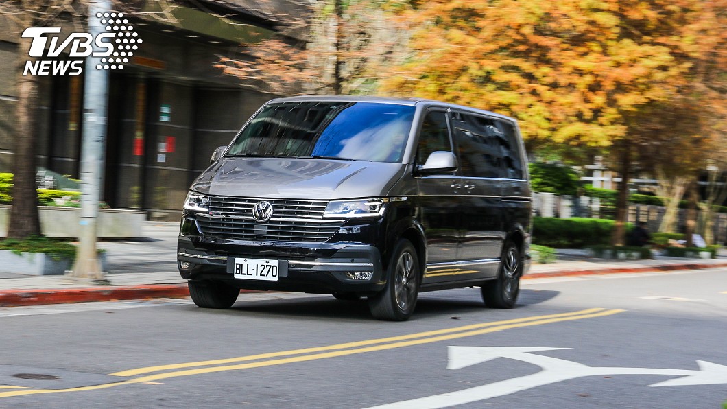 雖然車重超過2.5公噸，動力輸出仍相當飽滿，且換成電子動力輔助方向盤，駕駛上也更為輕鬆。