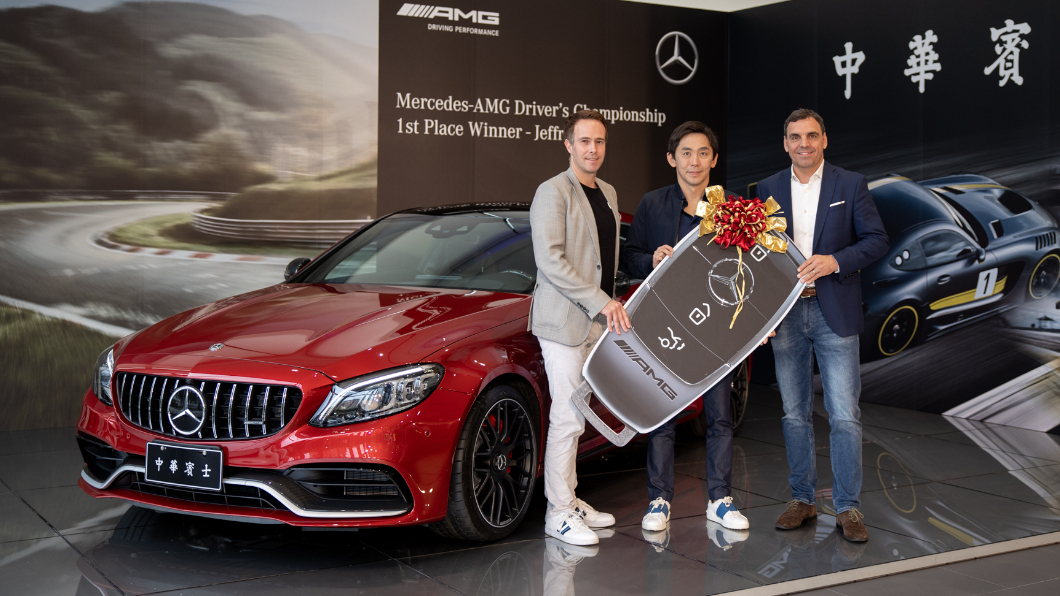賓士曾在2020年1月一輛贈送Mercedes-AMG C 63 S給李勇德，而日前(1/29)在中華賓士關渡展示中心又贈送了一輛Mercedes-AMG C 63 S Coupé給他。(圖片來源/ 中華賓士)