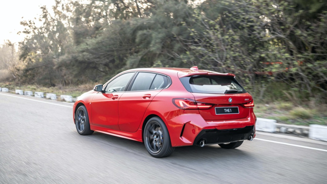 全新120i Edition M車上搭載M Sport套件,包含有M款空力套件、M款擾流尾翼與黑色高光澤外觀套件。(圖片來源/ BMW)