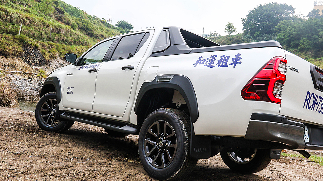 輪拱全加裝霧面越野套件，車尾更升級E字形LED導光尾燈。