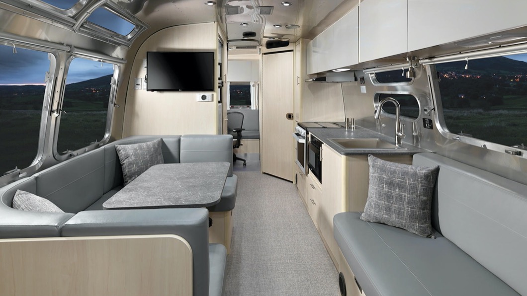 2021 Flying Cloud 30FB Office讓車主隨時隨地都能自在辦公。(圖片來源/ Airstream)