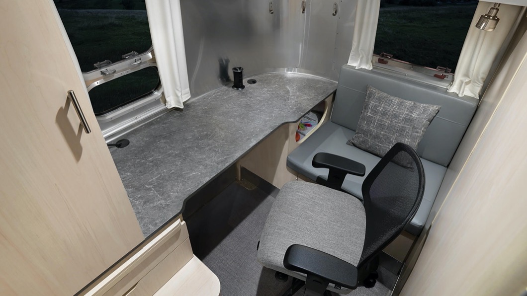 Airstream看準商機,推出結合豪華露營車功能與辦公室機能的2021 Flying Cloud 30FB Office。(圖片來源/ Airstream)