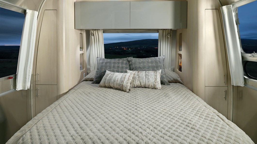 Airstream也為車主保留一部豪華露營車所需具備的設施,包含一張大雙人床。(圖片來源/ Airstream)