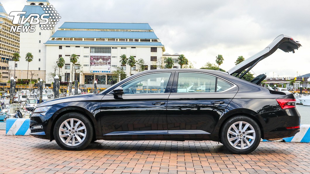 車身型式採用Fastback斜背房車設定。