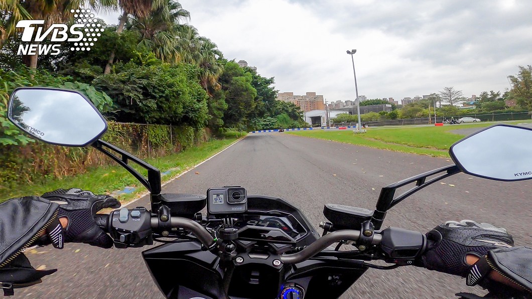 在煞車進彎前,KRV在大直線繳出了94km/h的錶速,以175c.c.的排氣量而言其實並不算特別出色。