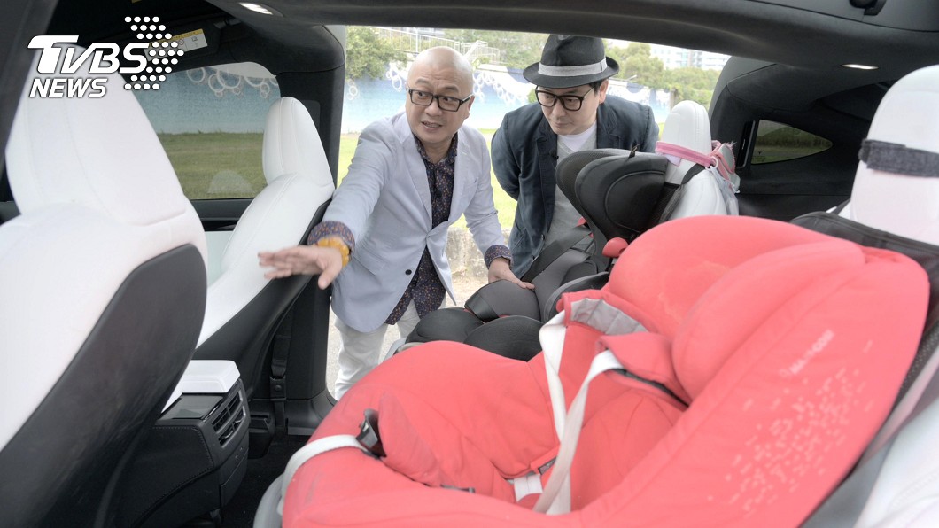 Paul對Model X的六人座獨立座設計與寬敞車艙空間讚譽有加,也超愛白內裝設計。