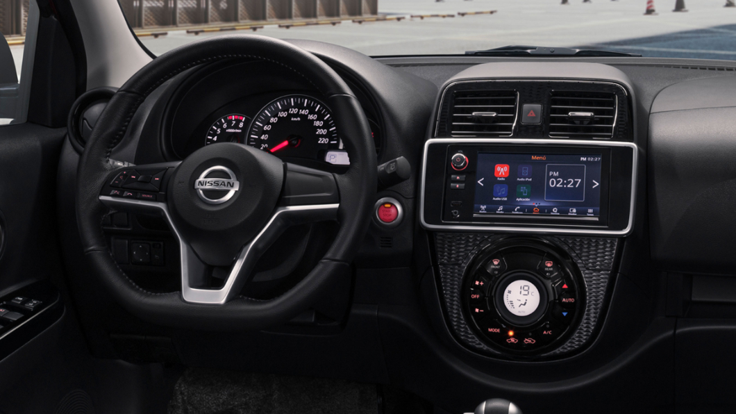 車艙內設計也有一定程度更新,搭載7吋多媒體資訊系統,支援Apple CarPlay、Android Auto智慧型手機連線功能,還加入類碳纖維飾板及三幅式方向盤,營造出運動氛圍。(圖片來源/ Nissan)