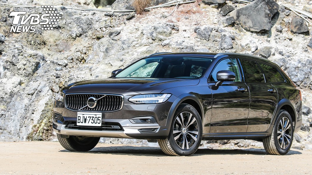 V90 Cross Country B5 Momentum除了提供現金優惠價還同步提供配備升級。(圖片來源/ TVBS)