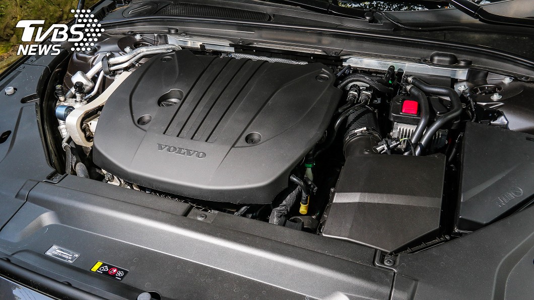 V90 Cross Country改為B5輕油電單一動力,具有250匹馬力、35.7公斤米扭力輸出。