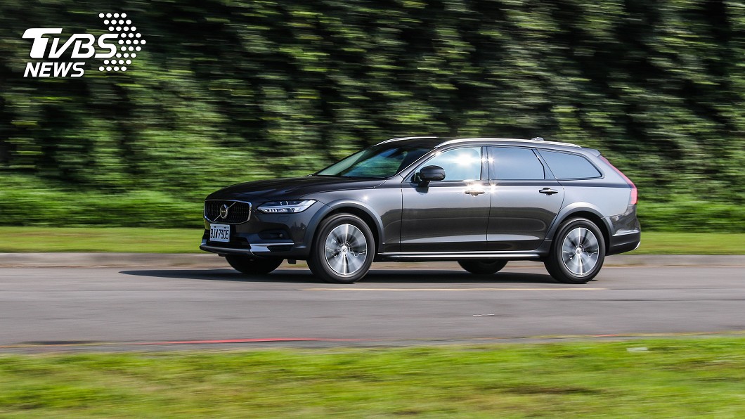 V90 Cross Country小改款導入之後,90 Series也全面走入電動化。
