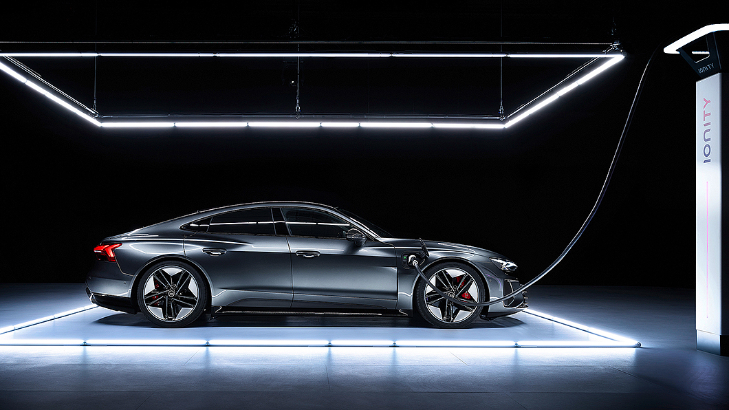 e-tron GT與RS e-tron GT皆支援270kW超級充電系統，5分鐘就能補充可行駛100公里電量，並僅需22.5分鐘就能將電池充滿。(圖片來源/ Audi) 