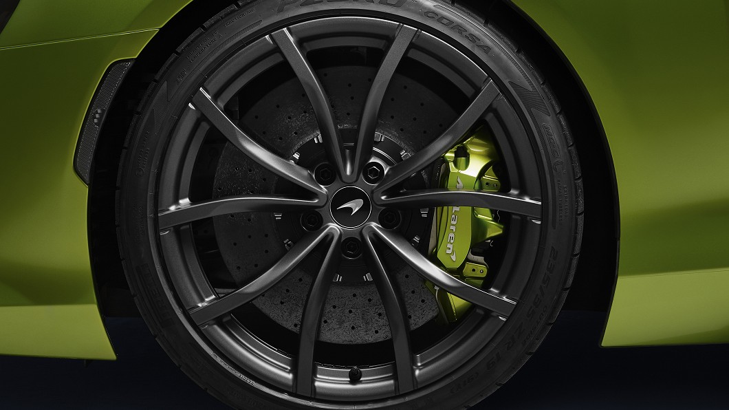 Artura配備內含「CyberTyre」科技的P-ZERO性能胎,每條輪胎內均配有電子晶片,可輪胎資訊即時提供給車內電腦,提升整體穩定與優化輪胎性能。(圖片來源/ McLaren)