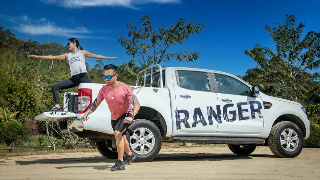Ranger貨斗的面積相當大,在鋪設瑜伽墊之後,更可以用來做核心、伏地挺身等訓練。(圖片來源/ Ford)