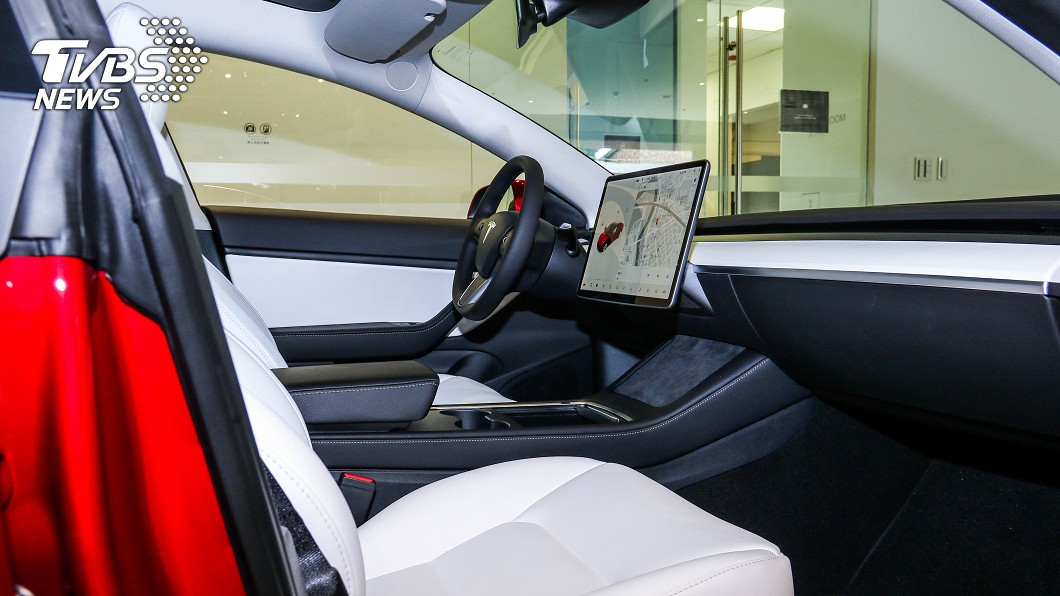 白色內裝除有效Model 3內裝質感,座椅面料還導入抗污材質。(圖片來源/ TVBS)
