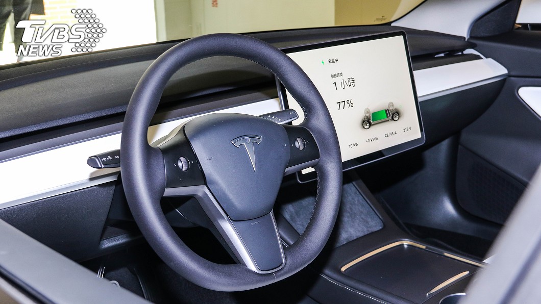 白內裝版本Model 3儀錶台飾板亦採用白色處理。(圖片來源/ TVBS)