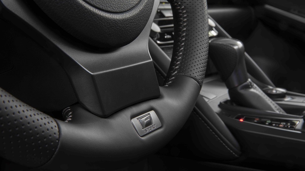 方向盤鑲嵌有F Sport Performance車型專屬燻黑金屬徽飾。(圖片來源/ Lexus)