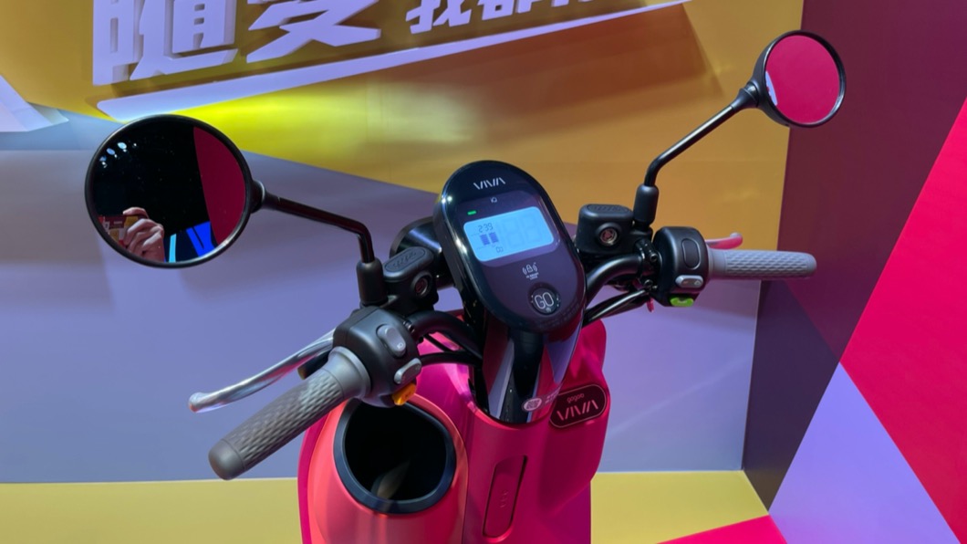 頂級車型配有置杯架可以放置手搖飲料。