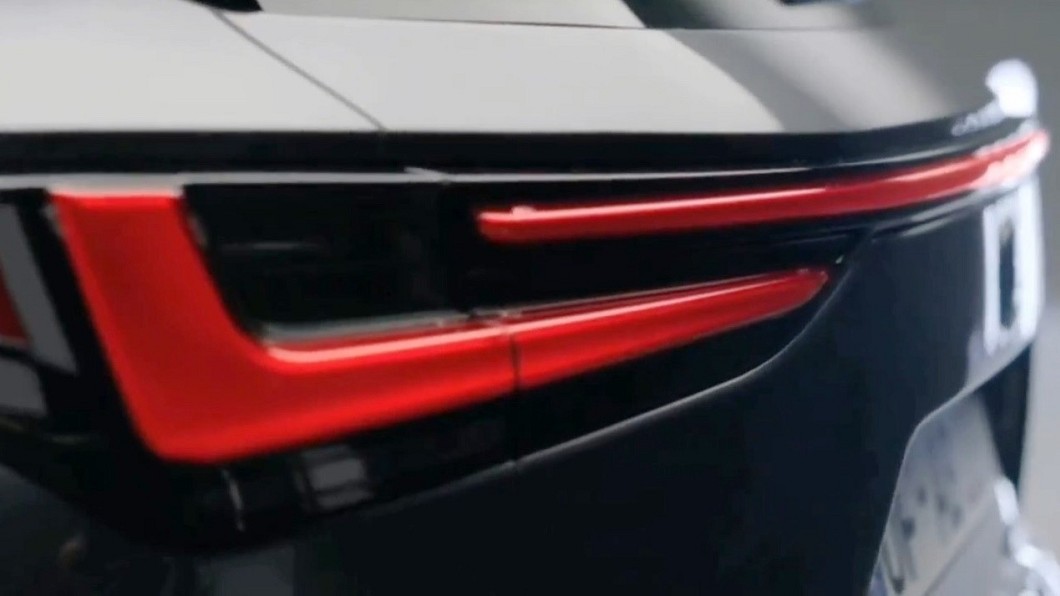車尾L型燈組與中央燈條採用立體式設計。(圖片來源/ 擷取自網路)