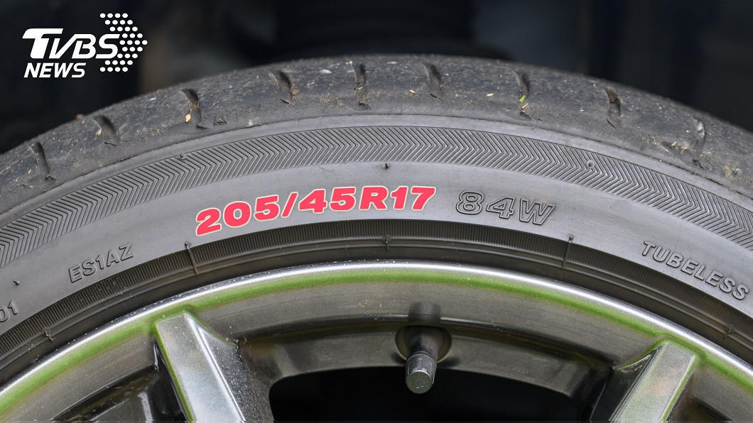 205/45 R17這組看似密碼的數字組合就是輪胎的尺寸標示。