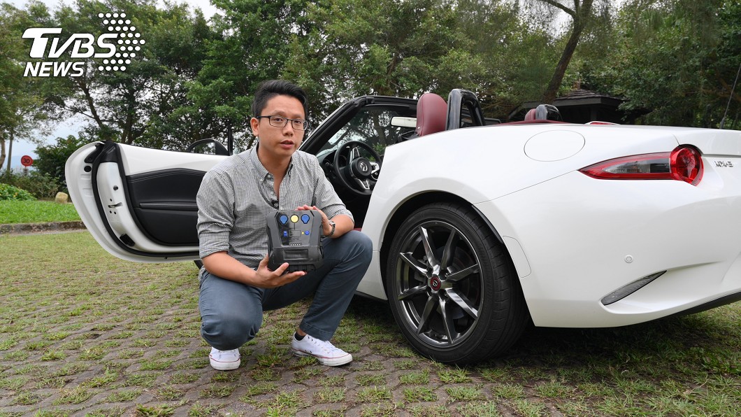 建議可在車上常備攜帶型的打氣機與胎壓表,就能夠隨時調整胎壓。