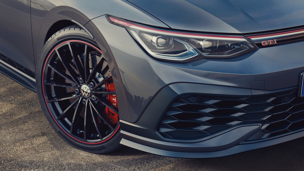 Golf GTI Clubsport 45在外觀各處細節置入了許多湛黑色的處理。(圖片來源/ Volkswagen)